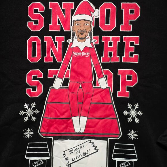 Dogg Supply “Snoop on the Stoop” Christmas Fleece Sweatshirt Men’s 2XL Black - Picture 2 of 7